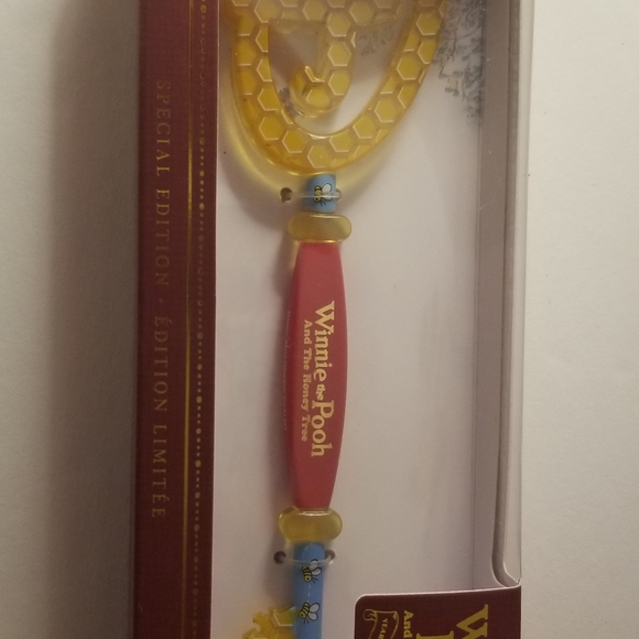 Disney Collectible Pooh Key - Picture 1 of 2